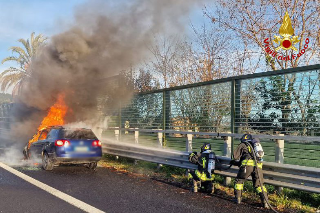 A14 - Auto in fiamme, domato incendio dai vigili del fuoco